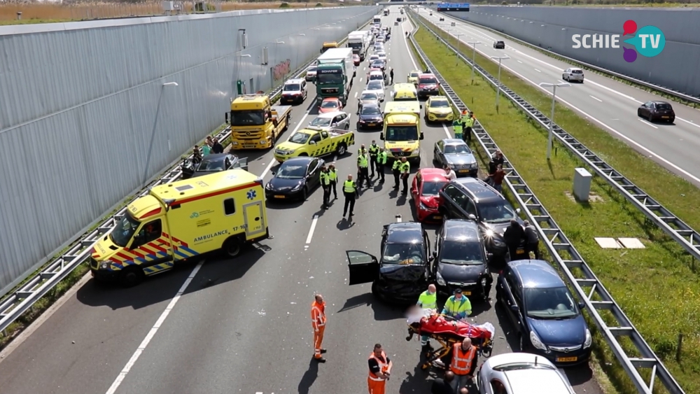 Enorme ravage op de A4 na ongeval met zes auto's