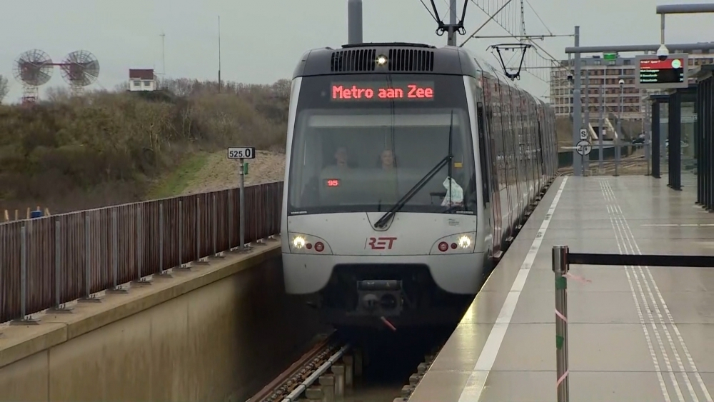 Schiedammers blijven nog twee weken in voorarrest voor schietpartij metro