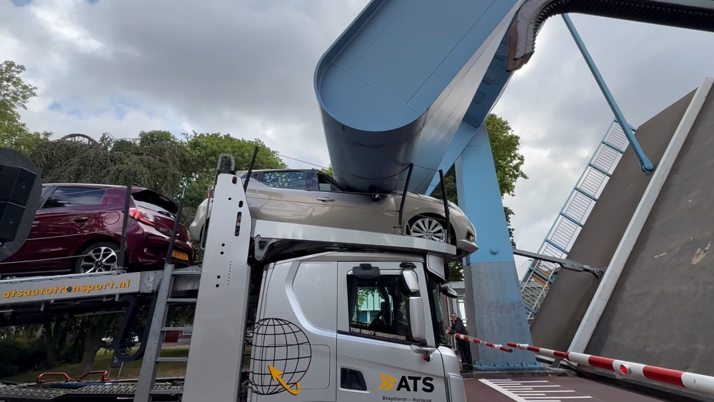 Contragewicht van Hoofdbrug in Schiedam maakt Nissan Micra nog kleiner