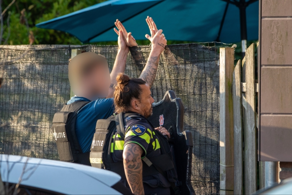 Hulpdiensten houden op donderdag 19 juni een verwarde man aan in Vlaardingen