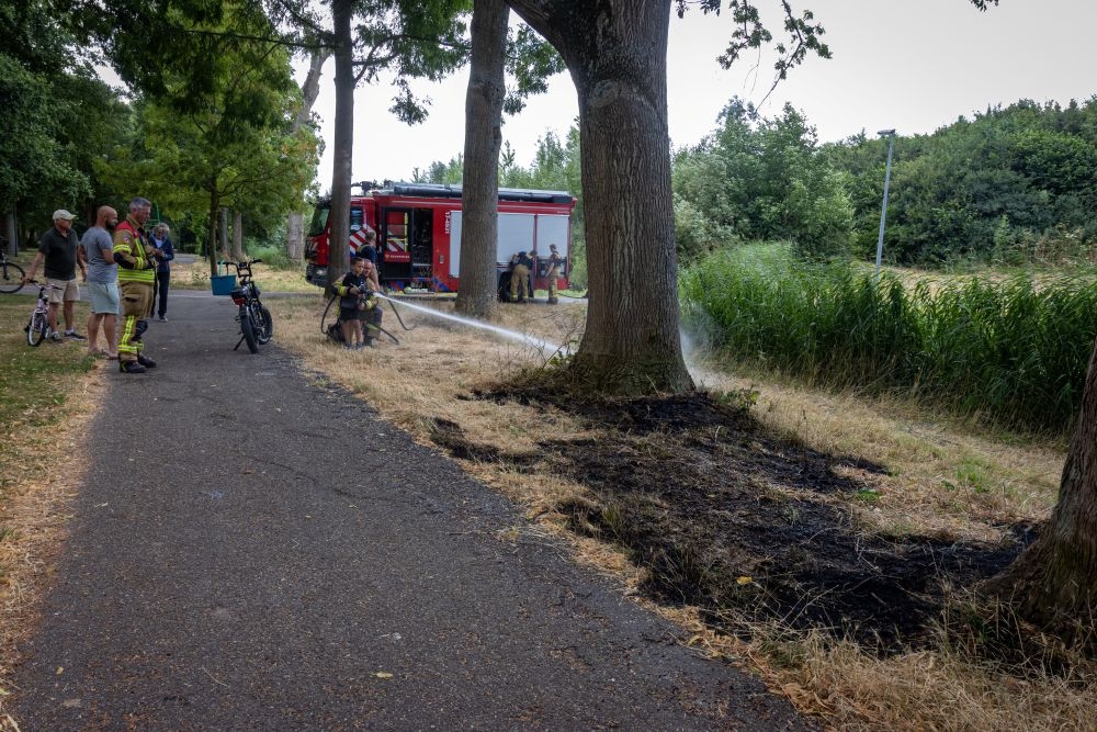 Weer gras in brand in park achter Sibeliusplein in Schiedam