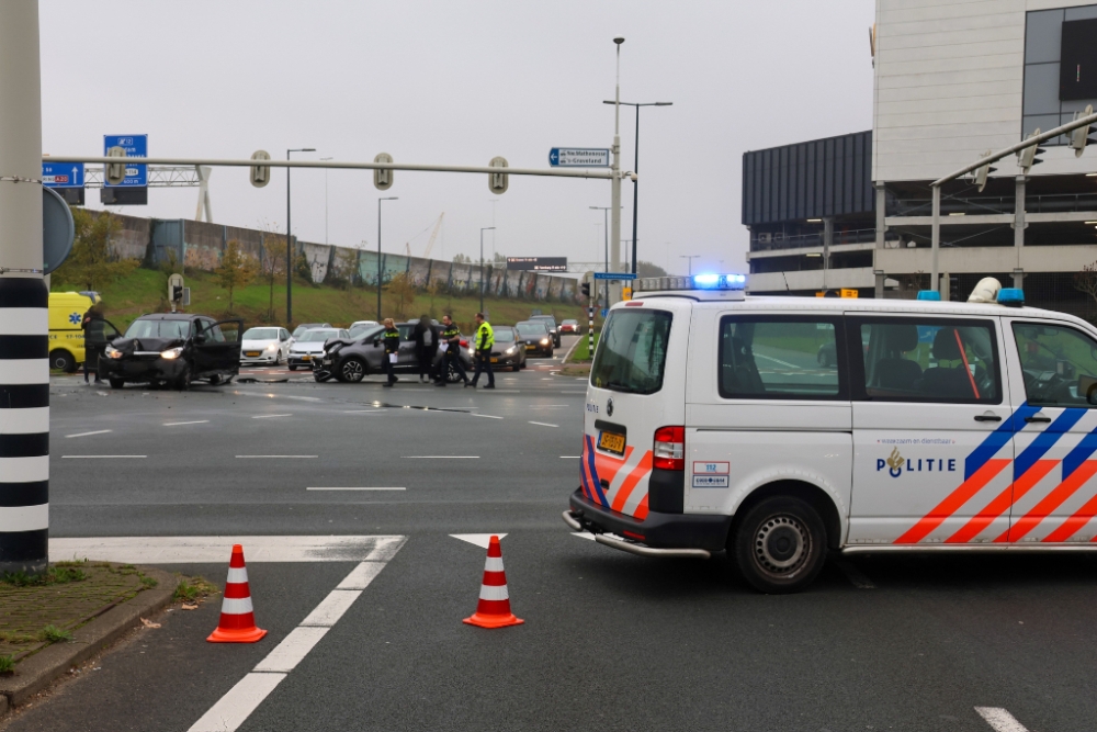 Aanrijding tussen meerdere auto's op Schiedams kruispunt