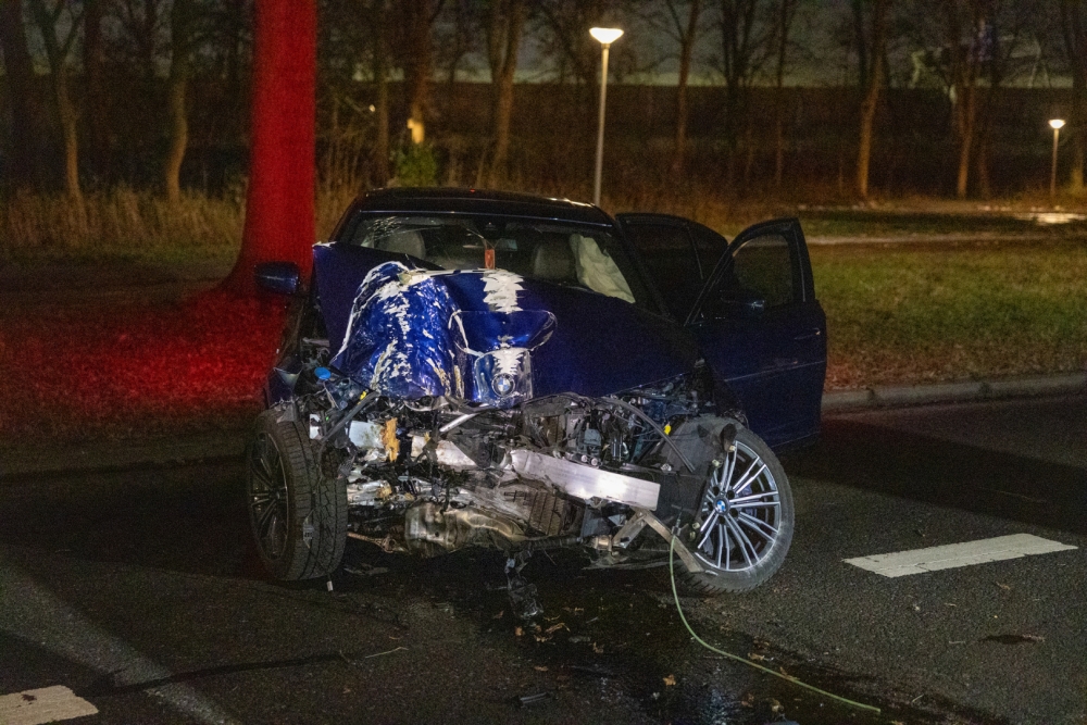 Auto rijdt lantaarnpaal uit de grond en raakt zwaarbeschadigd