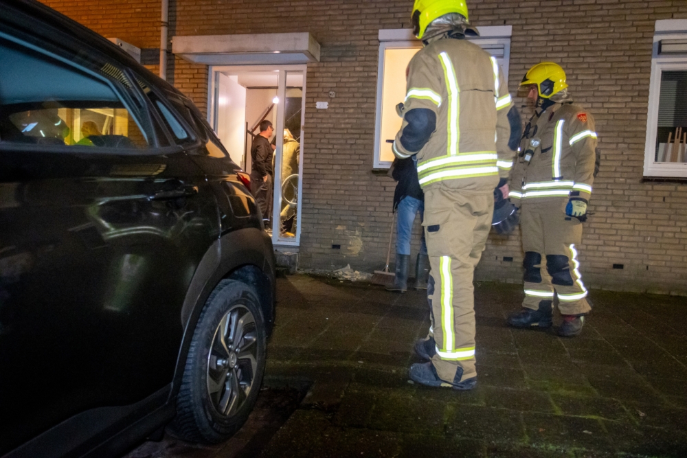 Auto staat per ongeluk nog in achteruit en klapt tegen gevel van woning