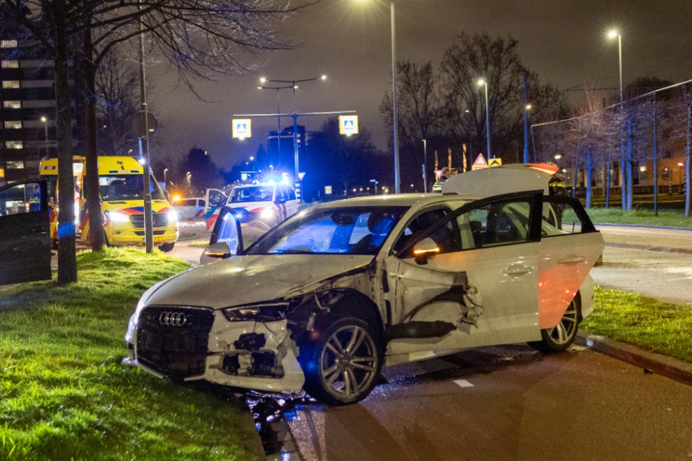 Automobilist crasht na kilometers lang spookrijden op Burgemeester van Haarenlaan