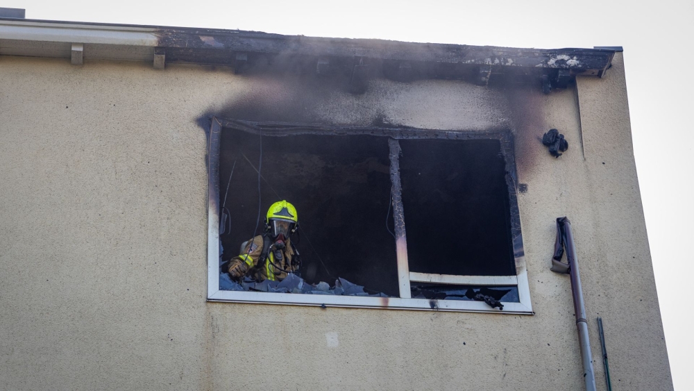 Uitslaande brand verwoest portiekwoning aan de Hogenbanweg in Schiedam