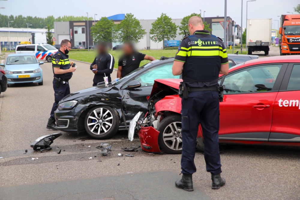 Flinke klap tussen twee auto's in Spaanse Polder