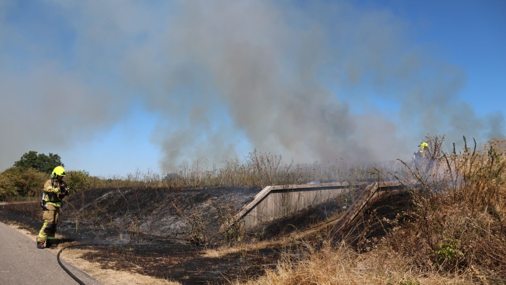 Groot stuk gras in brand in Broekpolder, flinke rook naast ‘De Tribune’