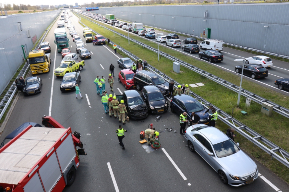Enorme ravage op de A4 na ongeval met zes auto's