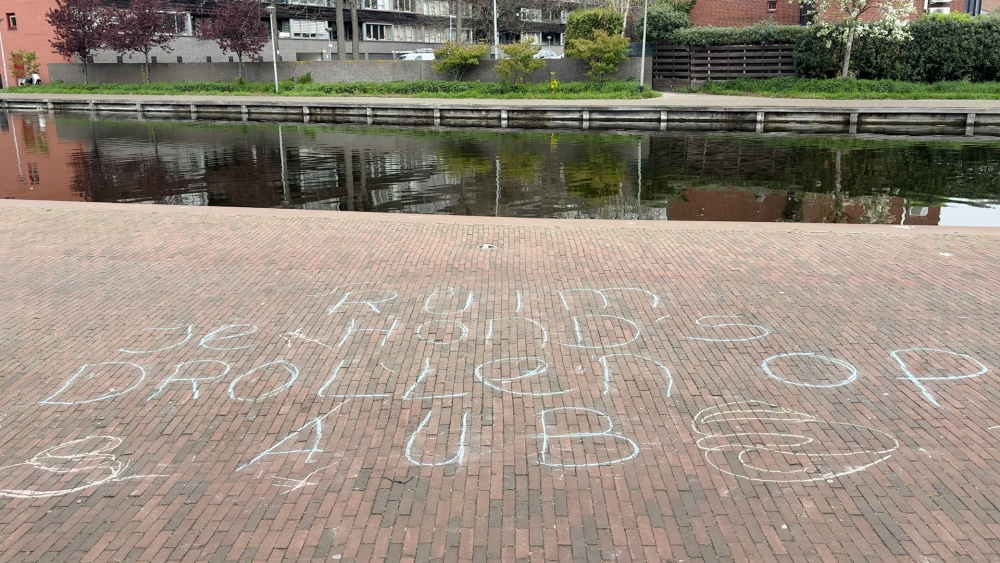 Grote stoepkrijtletters aan de Schie: 'Ruim je hondendrollen op'