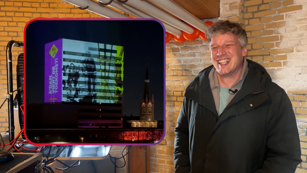 Stadskantoor Schiedam omgetoverd tot lichtkunstwerk vanuit molen De Kameel