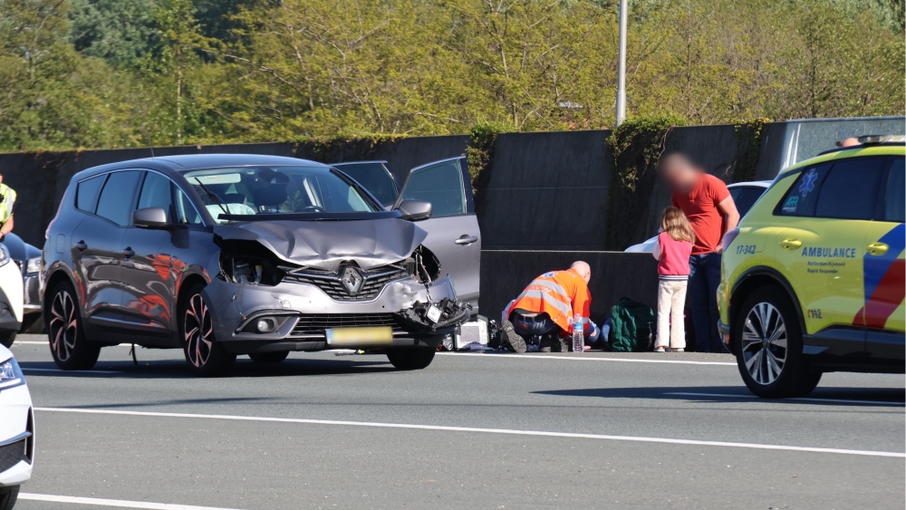 Kettingbotsing met vijf auto’s op A20 Schiedam, weg naar Vlaardingen afgesloten