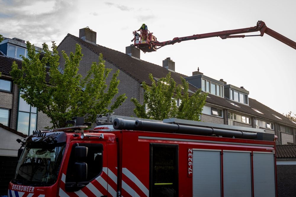 Brandweer veegt brandende schoorsteen schoon