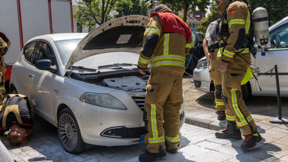 Medewerker blust beginnende autobrand voordat brandweer arriveert