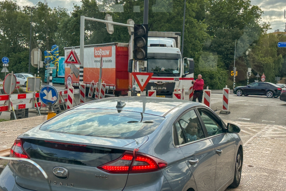 Opnieuw problemen met noodbrug: verkeershinder en vastlopende vrachtwagens