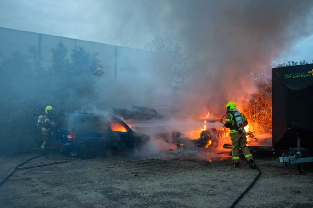 Auto's en bootje gaan in vlammen op in Vlaardingen