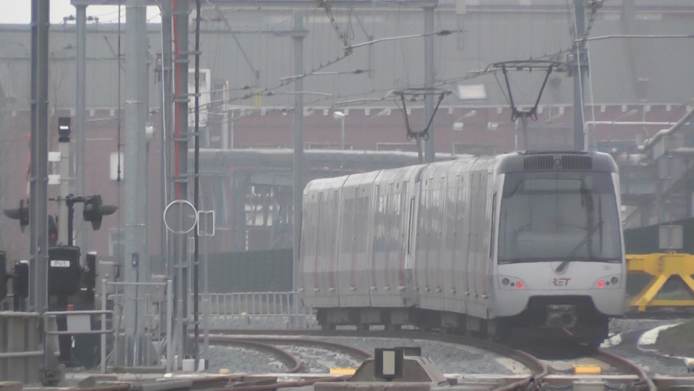 Metro's gaan weer rijden na urenlange storing