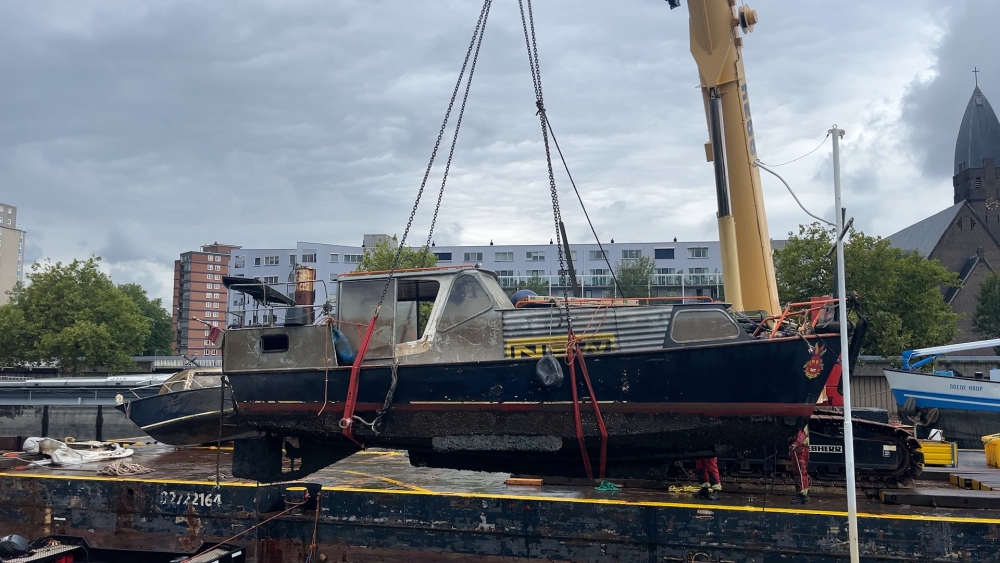 Gezonken bootjes uit Schiedamse wateren gevist: 'Geen zwerfbootjes meer in 2027'