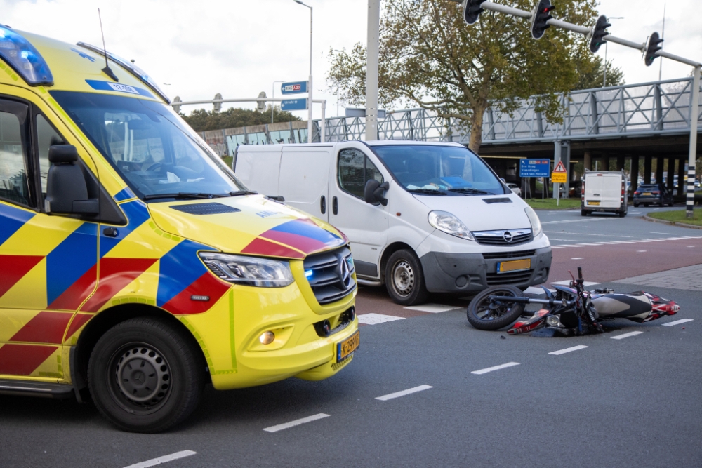 Bestelbus en brommer botsen op kruising bij &#039;s-Gravelandseweg