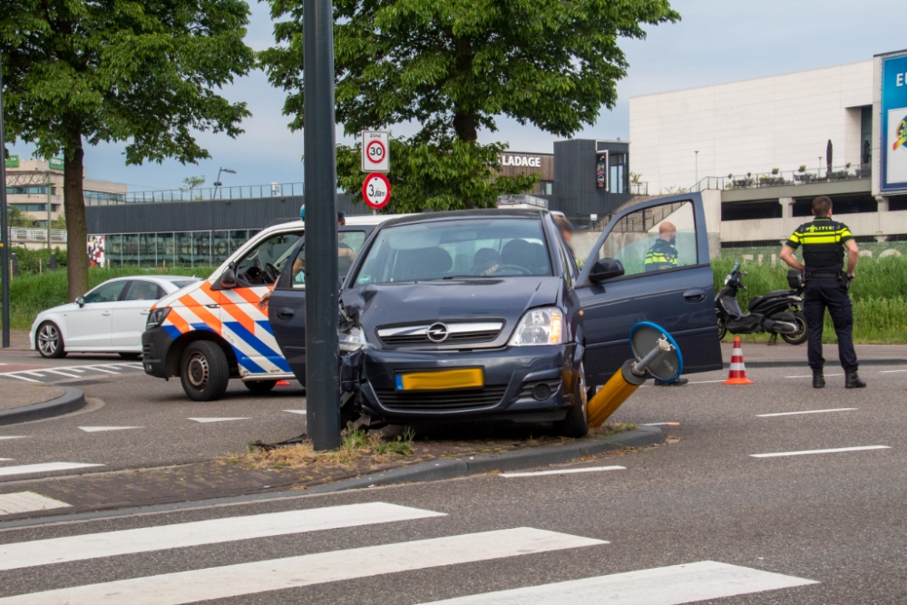 Auto botst tegen verkeerspaaltje en lantaarnpaal op de Noorderweg