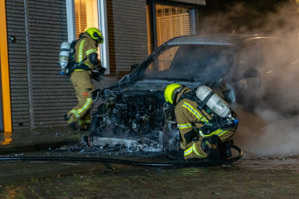 Geparkeerde auto brandt uit in Zuidbuurt