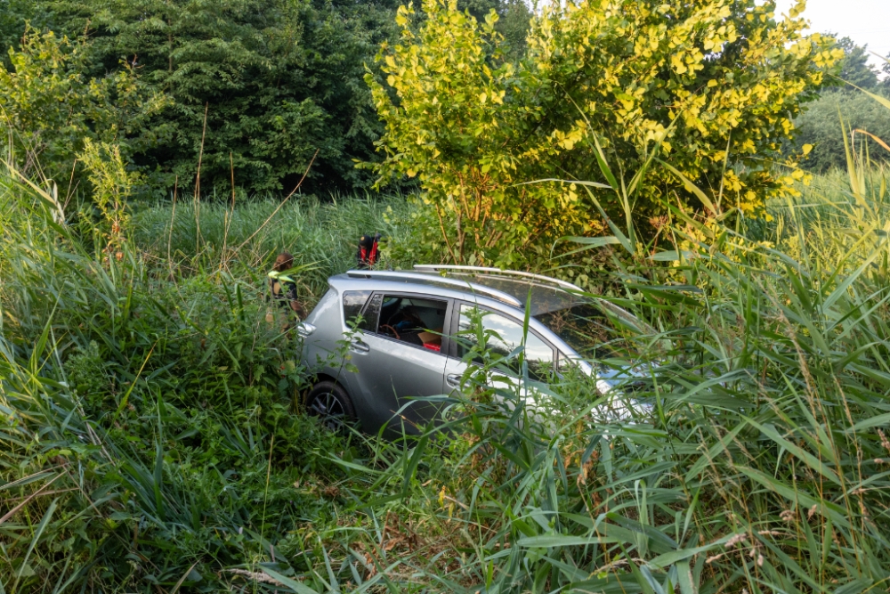 Auto te water tussen Vlaardingen en Maassluis
