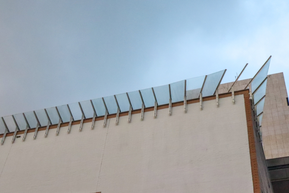 Glasplaten bij Stadserf worden verwijderd nadat er opnieuw een paar kapot vielen