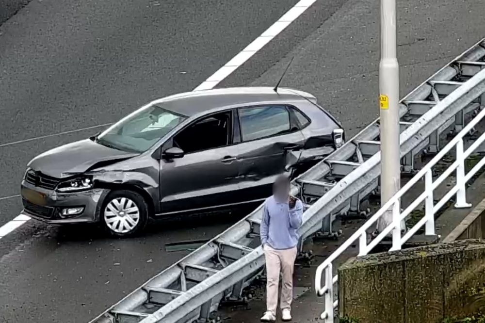 Automobilist verliest macht over het stuur en knalt op de vangrail