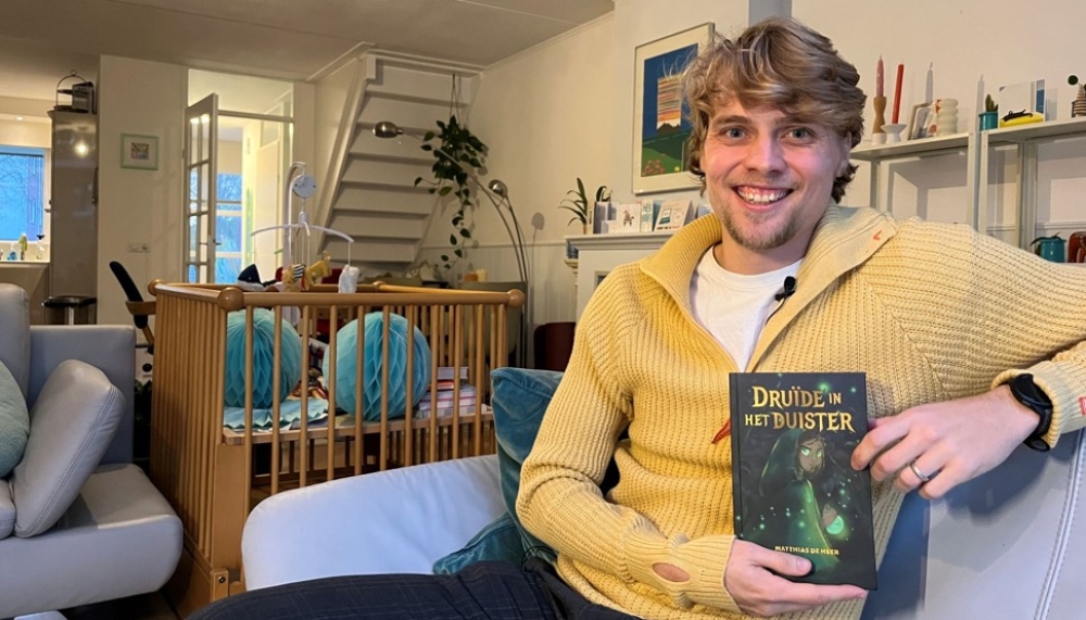 Docent Matthias wil dat zijn leerlingen weer gaan lezen en schrijft eigen fantasyboek