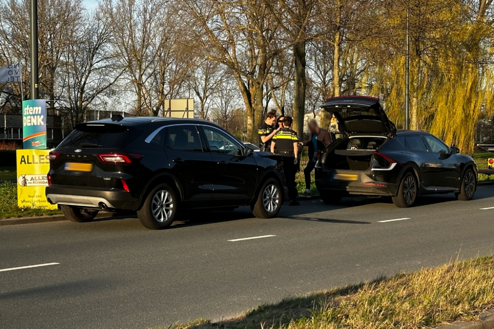 Twee auto's botsen op elkaar op Hargalaan