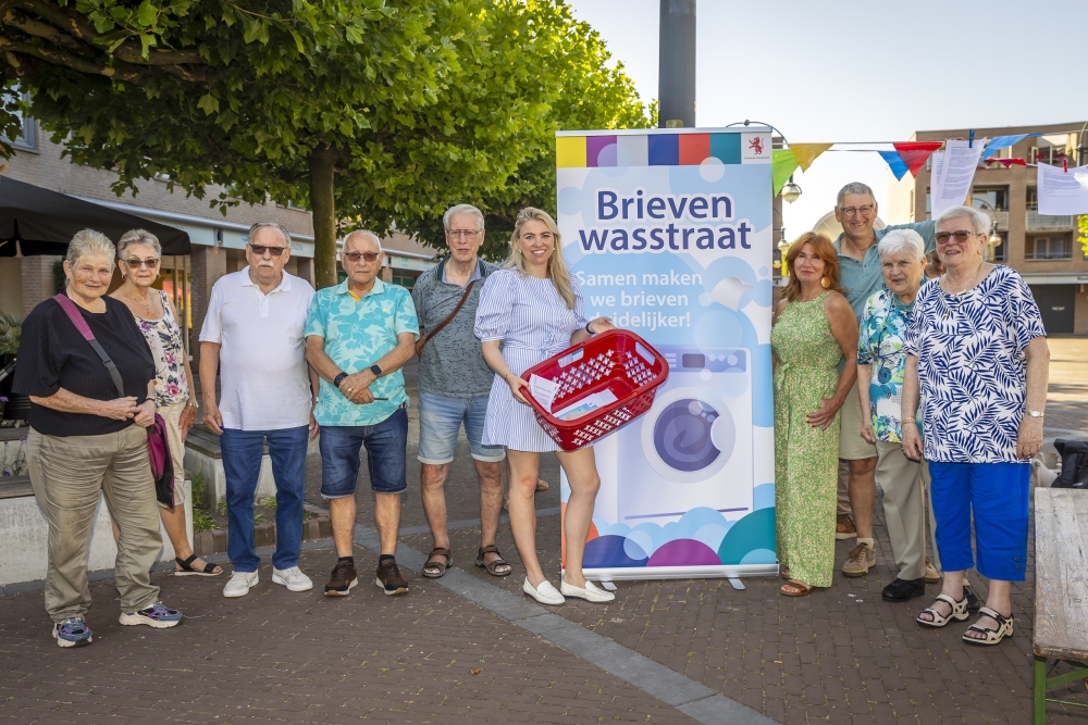 Bewoners en wethouder Lianne van Kalken bij de Brievenwasstraat