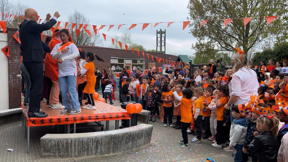 Dansende burgemeester opent Koningsspelen bij De Wereldwijzer