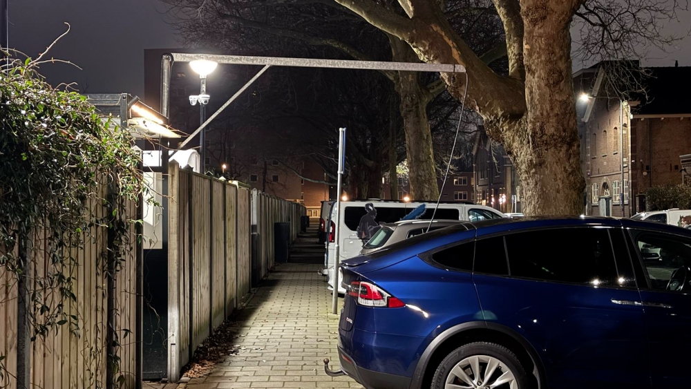 Creatief laden elektrische auto blijft verboden in Schiedam: claimen en struikelgevaar