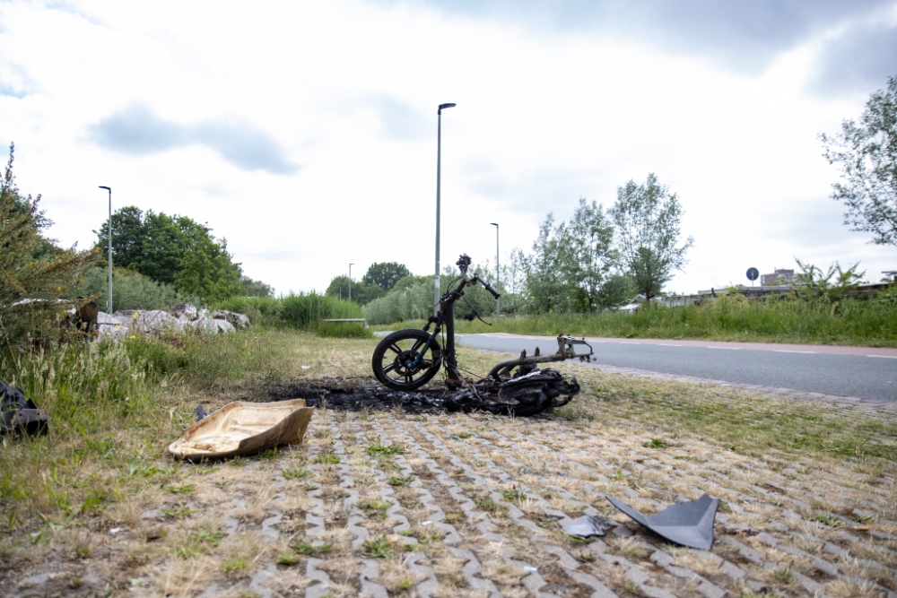 Scooter met vuurwerk in brand gestoken in de Broekpolder