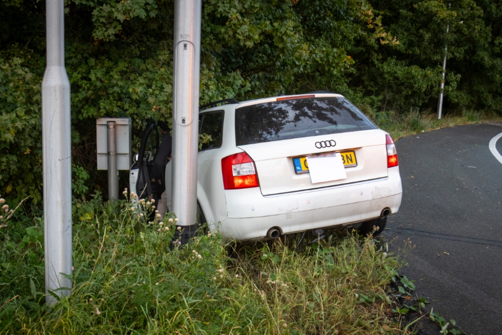 Auto belandt naast de afrit van de A20