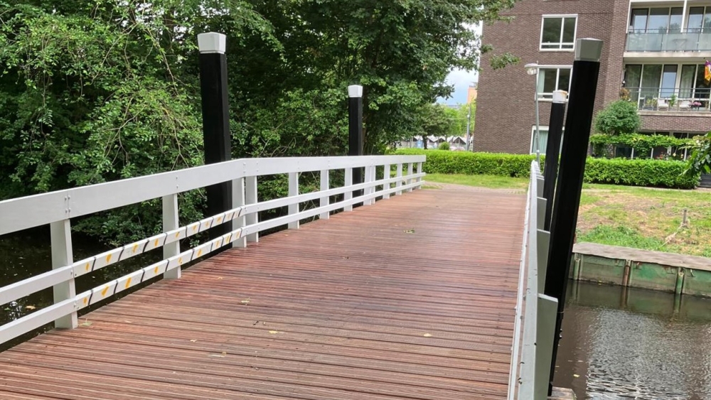 Schiedam-Tuindorp heeft na zes maanden omlopen zijn brug terug