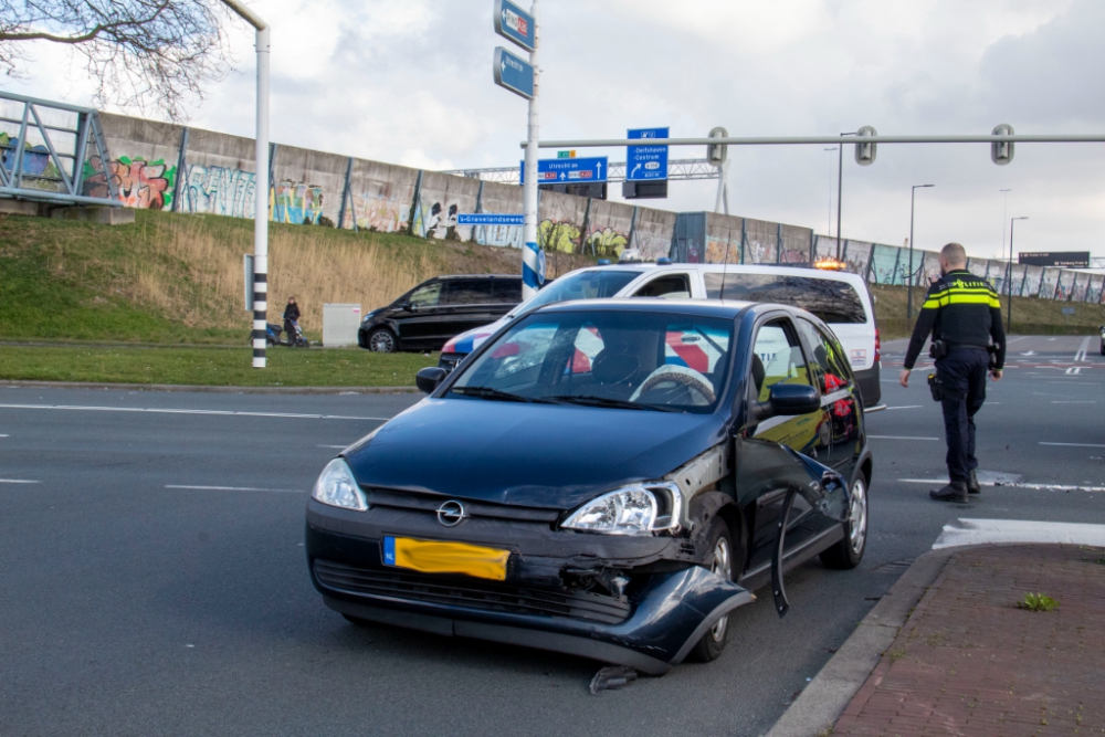 Flinke schade na aanrijding tussen twee auto's op de 's-Gravelandseweg
