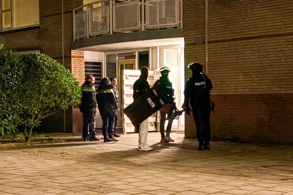 Politie valt, na urenlange voorbereiding, binnen in Vlaardings huis