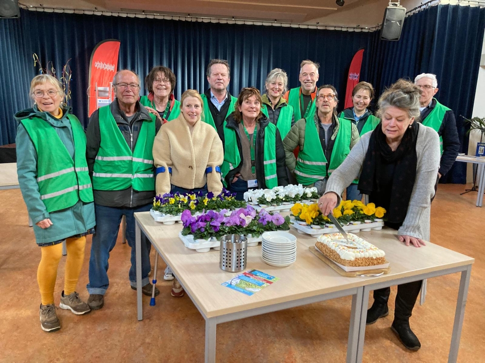 Buurtbezem houdt vijf jaar Oostwijk schoon: ‘Bleven ondanks corona doorgaan’
