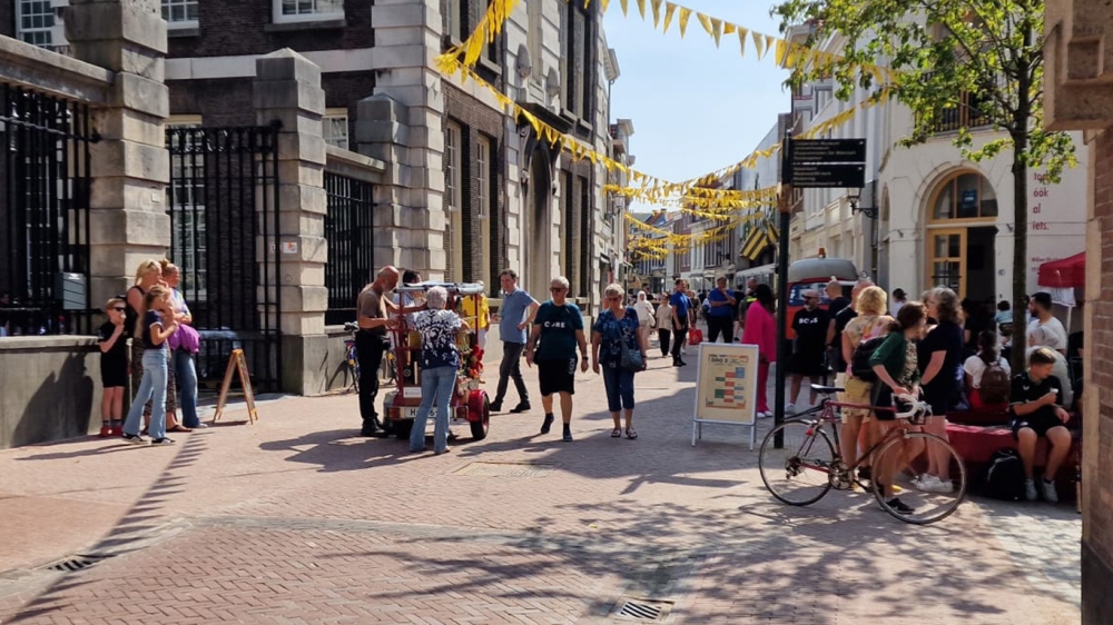 Na alle strubbelingen is de Schiedamse Hoogstraat feestelijk 'heropend'