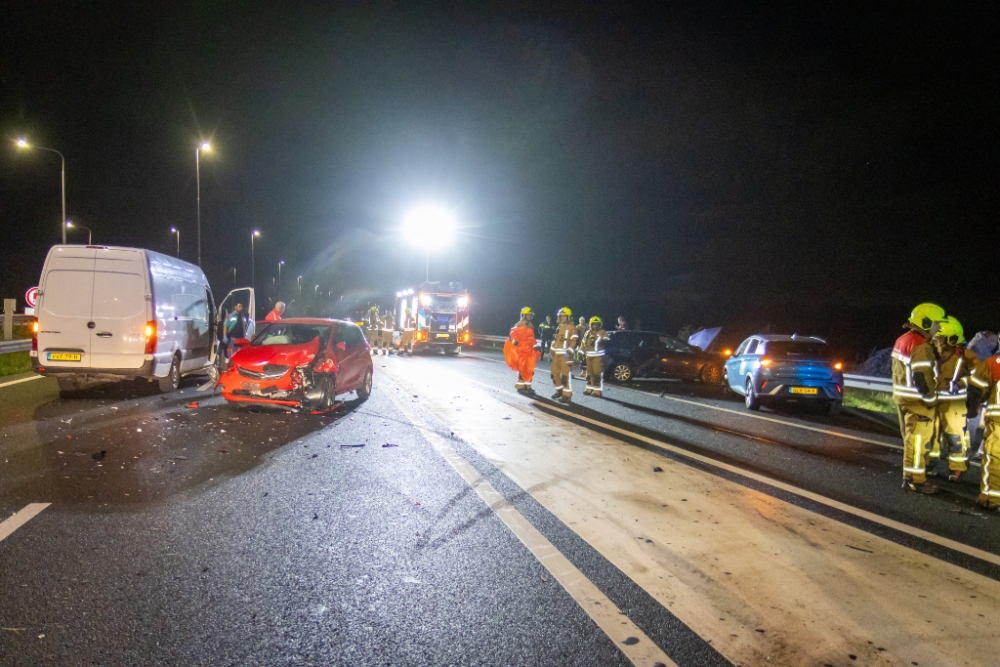 A20 bij Vlaardingen-West urenlang dicht na groot ongeval met meerdere auto&#039;s