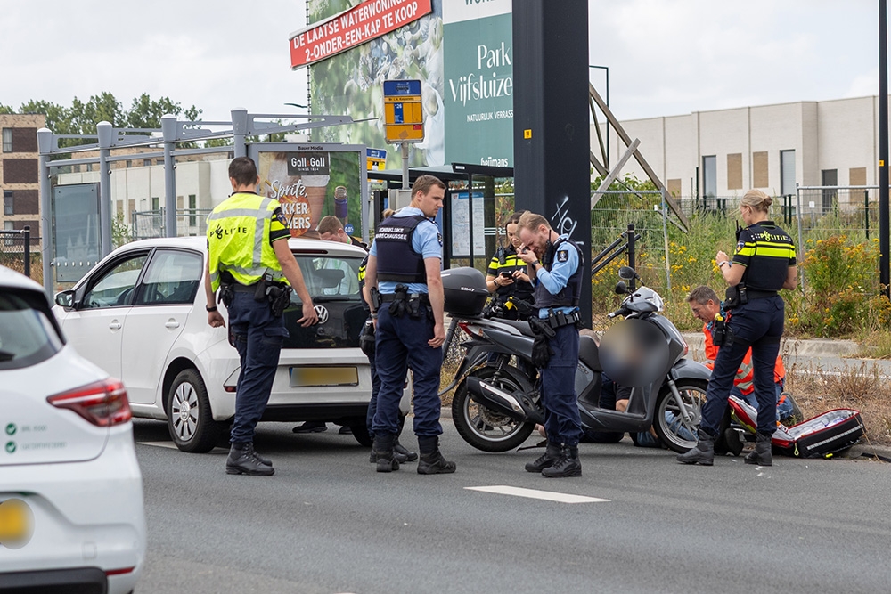 Motorrijder komt lelijk ten val bij aanrijding met auto op Vijfsluizen