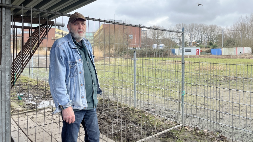 Franciscus en Jan Bakker in conflict om terrein: ‘Het hek staat verkeerd’