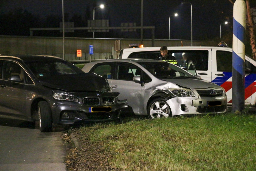 Veel schade door botsing tussen twee auto's in Vlaardingen