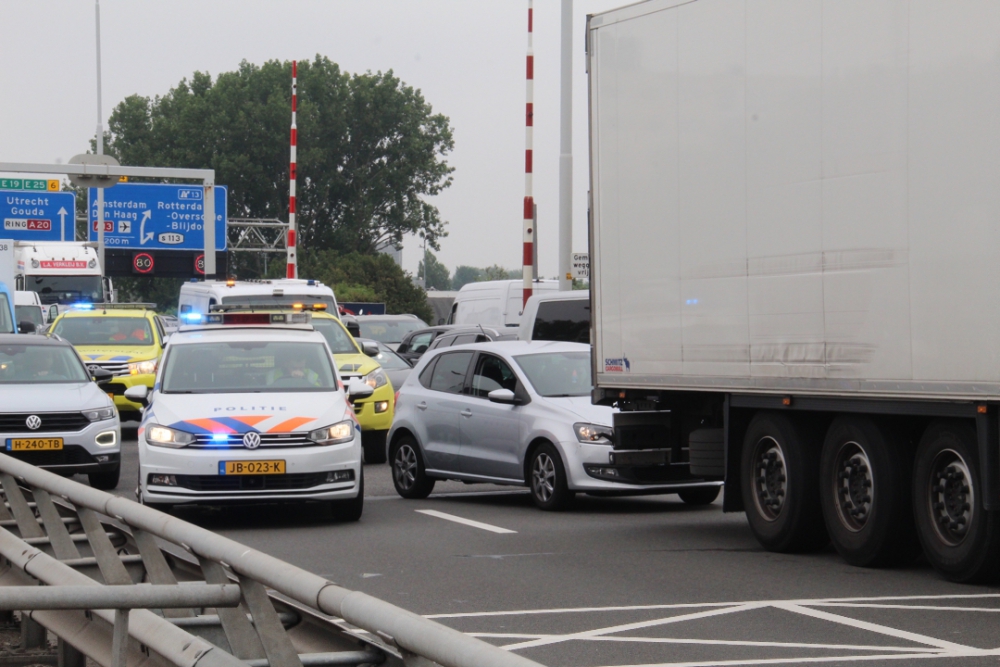 A20 dicht na ongeval personenauto met vrachtwagen, één gewonde
