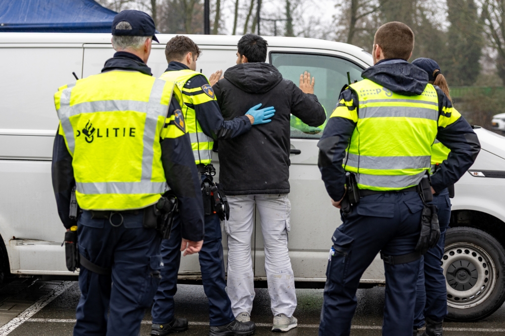 Grote verkeerscontrole aan de Marathonweg levert wapens, boetes en schulden op