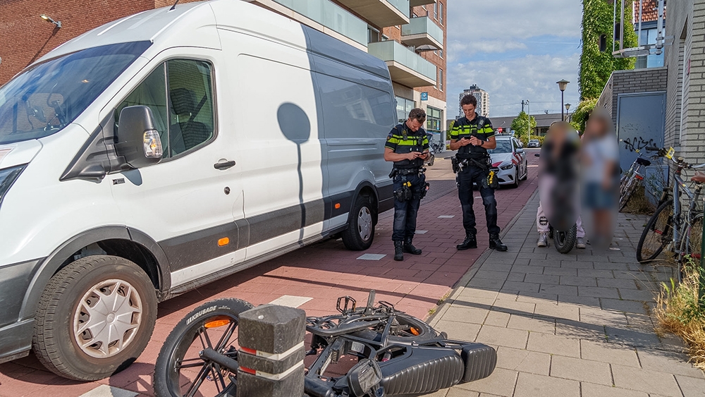 Fatbiker raakt gewond bij aanrijding met bestelbus