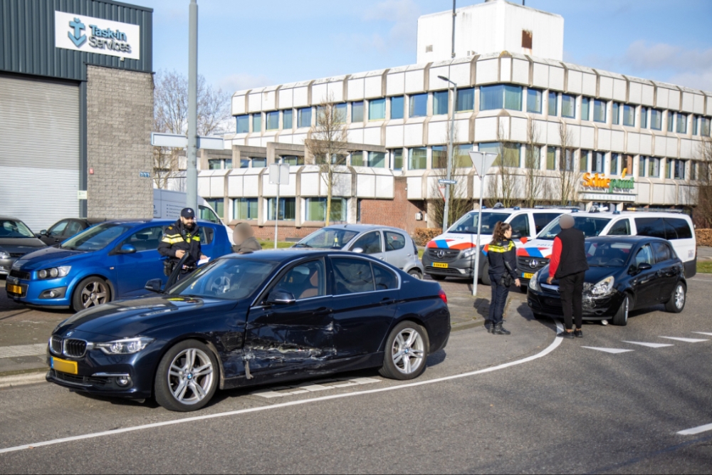 Flinke blikschade na aanrijding ‘s Gravelandsepolder