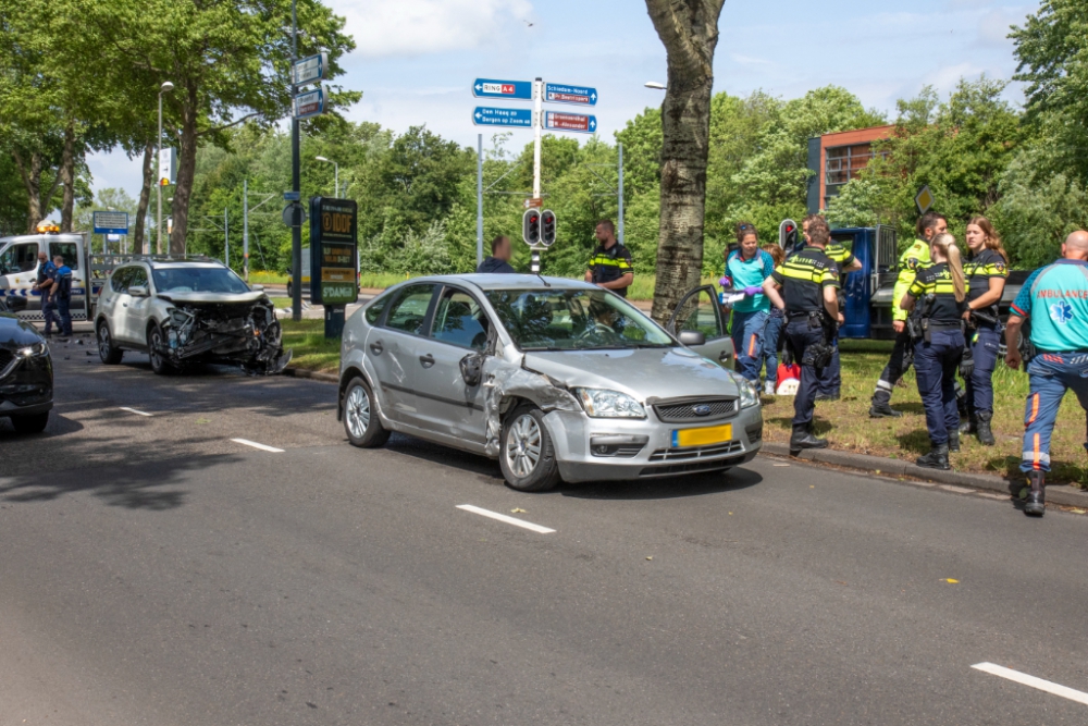 Veel schade bij botsing tussen twee auto's op de Churchillweg