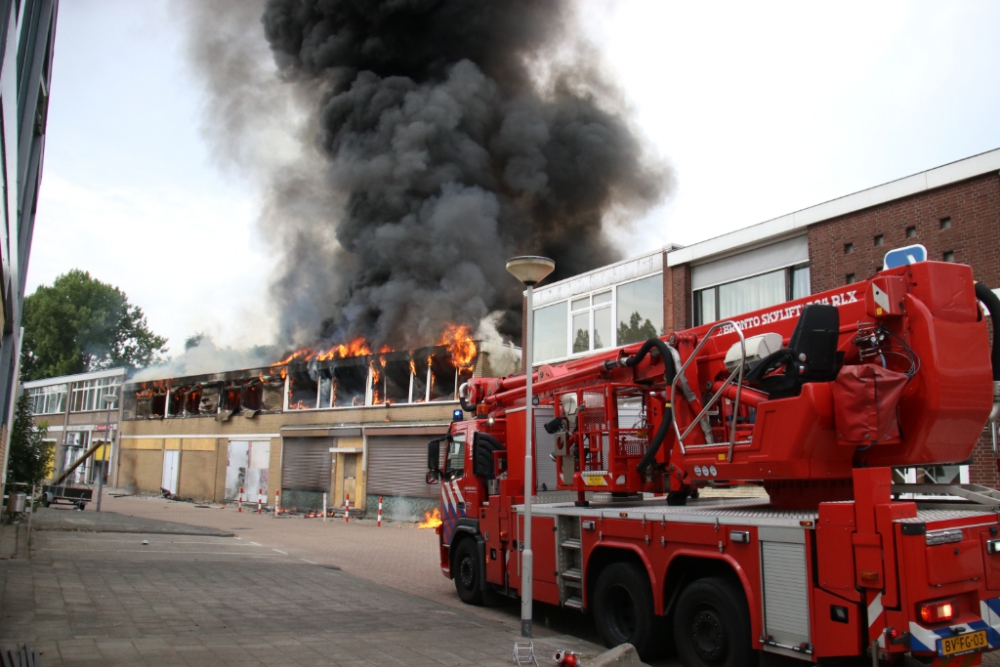 Zeer grote brand bij garagebedrijf in Overschie